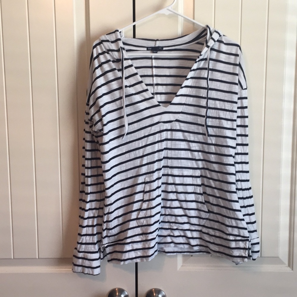 Women’s Gap long sleeve tee with hood